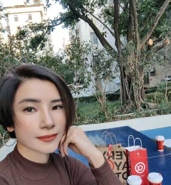短发娜娜