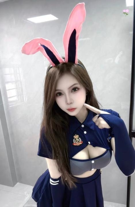 制服大胸小美女