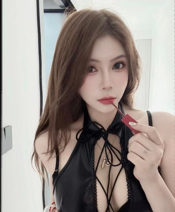 制服大胸小美女