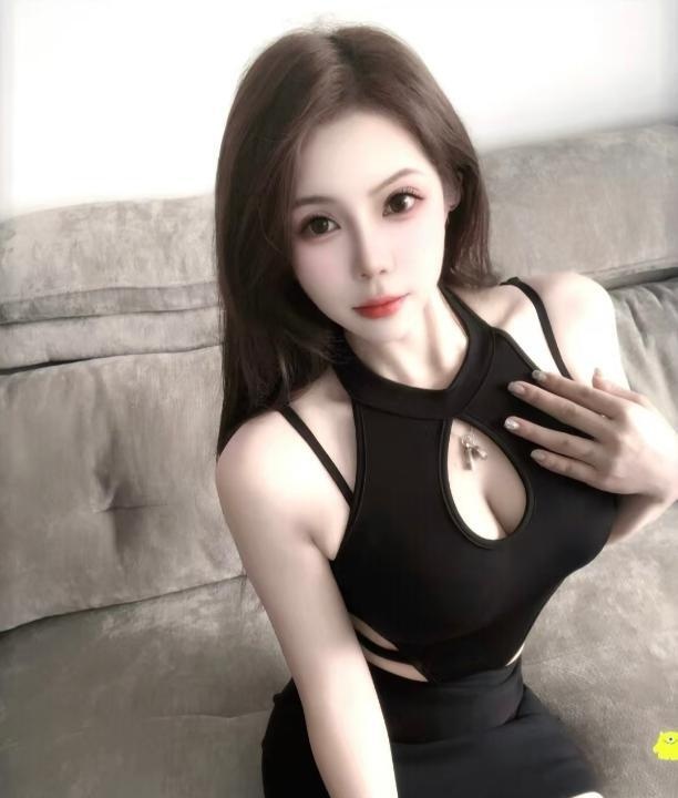 制服大胸小美女
