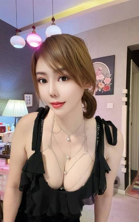 白嫩性感大胸长腿御姐