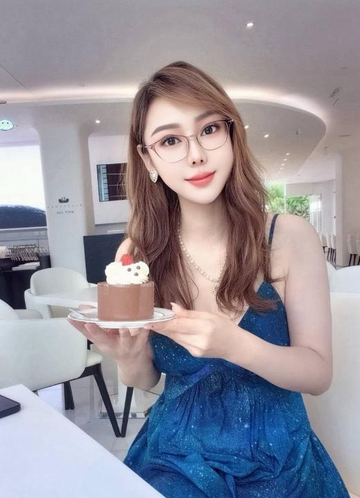 白嫩性感大胸长腿御姐