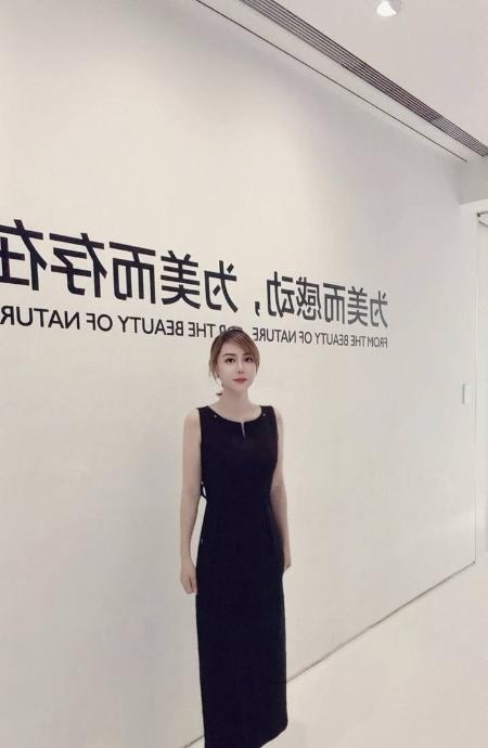 白嫩性感大胸长腿御姐
