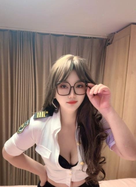 挑灯夜战骚货眼镜妹