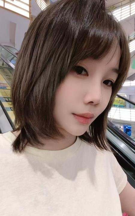 短发美乳御姐