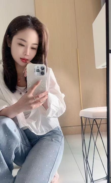 短发美乳御姐