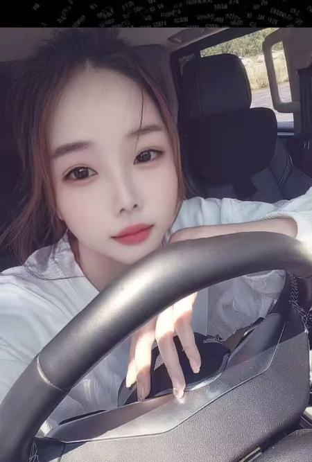 短发美乳御姐