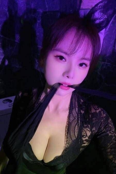 短发性感丰满妹妹