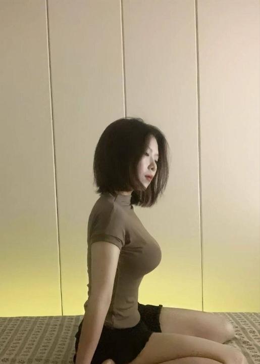 短发性感丰满妹妹