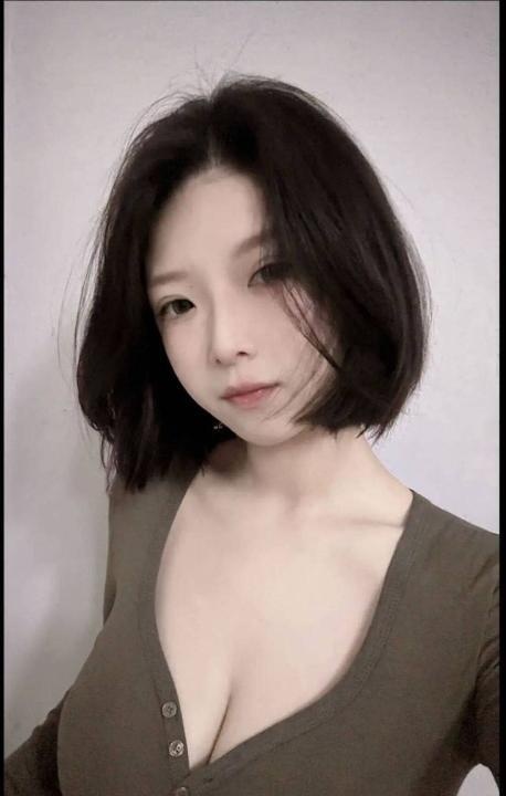 短发性感丰满妹妹