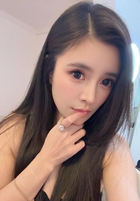 高颜值甜美风小女友