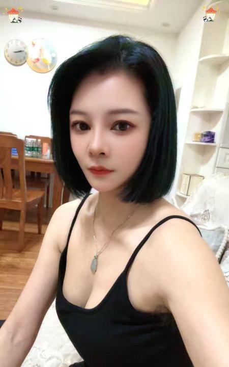 短发大奶御姐