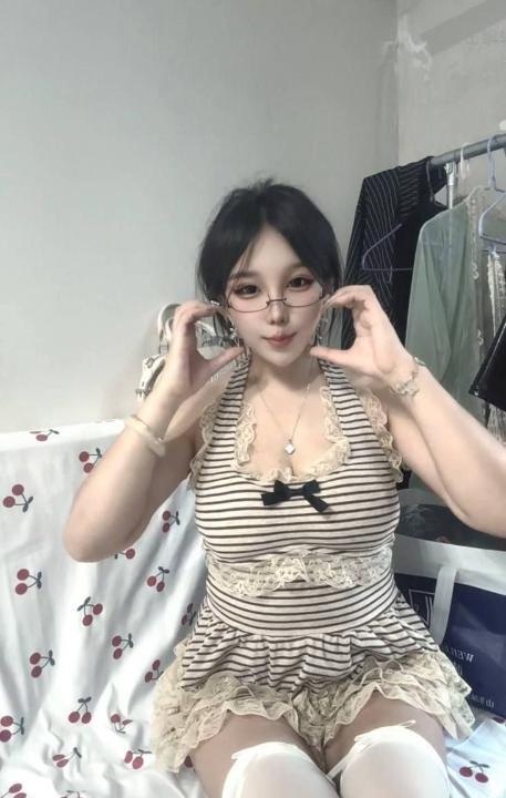湖里性感诱惑眼镜妹