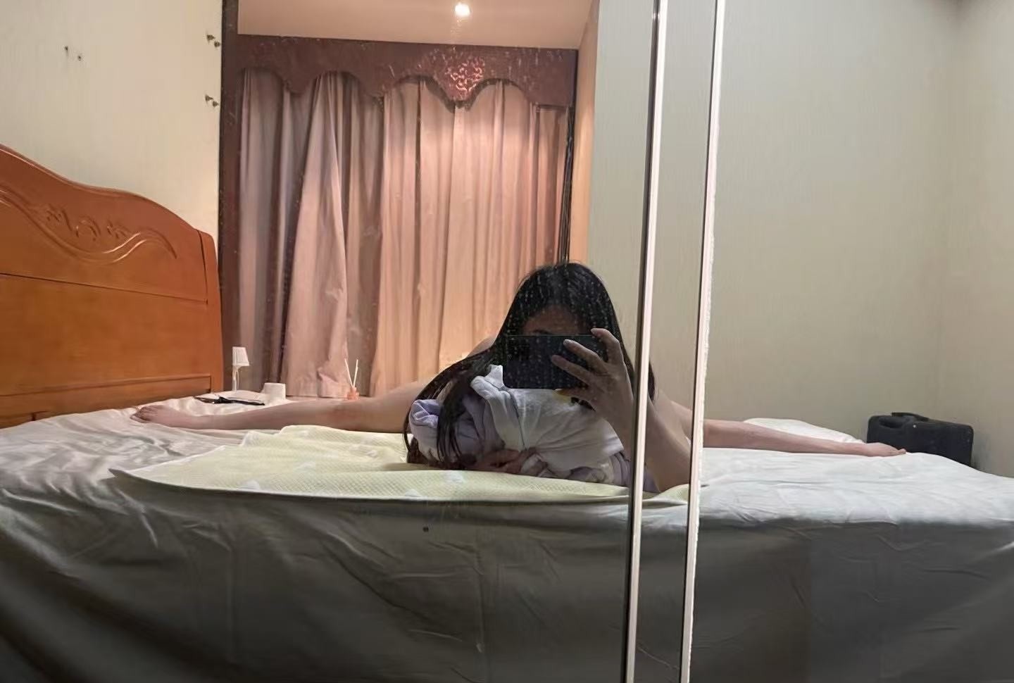 潮喷一字马少妇