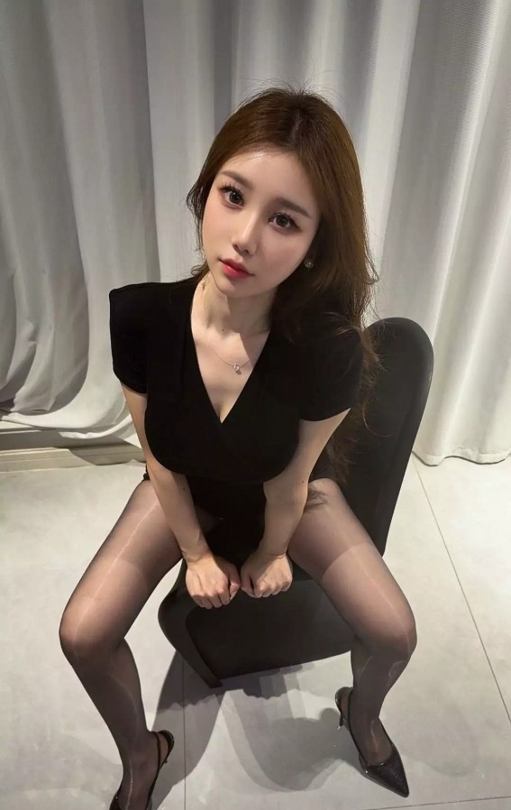 妹子风情迷人很配合