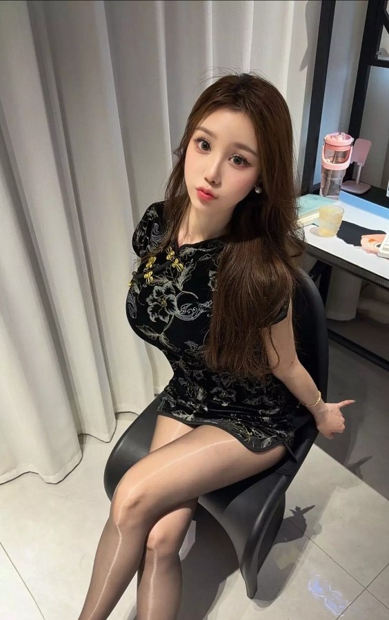 妹子风情迷人很配合