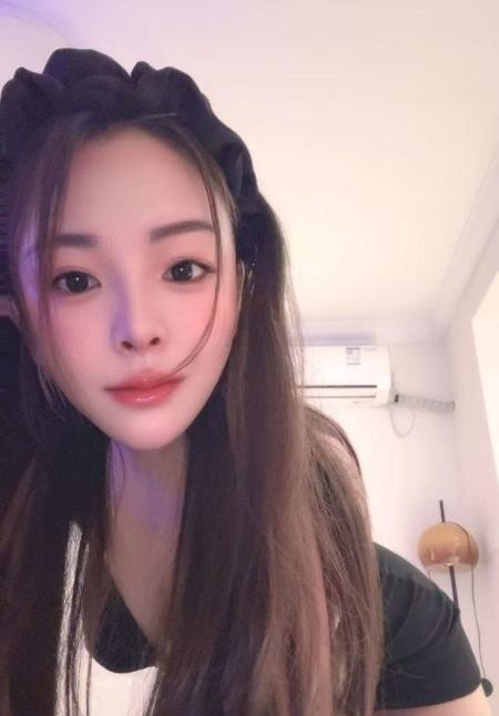 前凸后翘性感老师