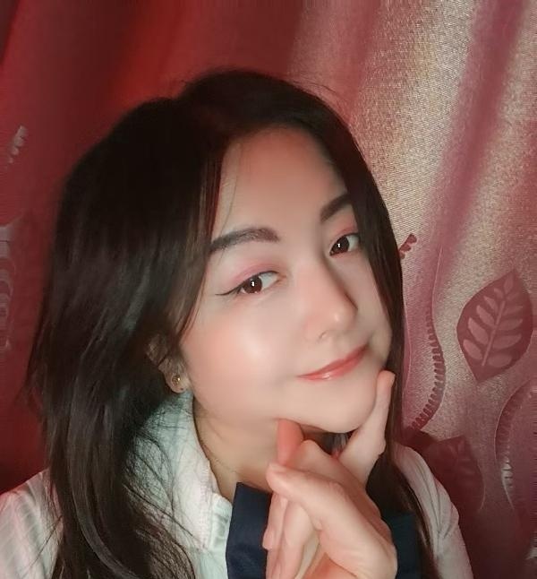 湖塘性感少妇白云