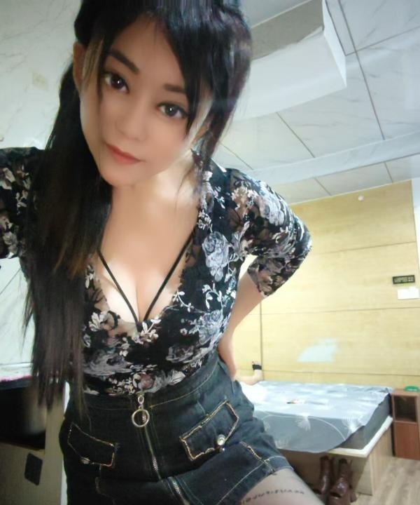大胸服务类熟女