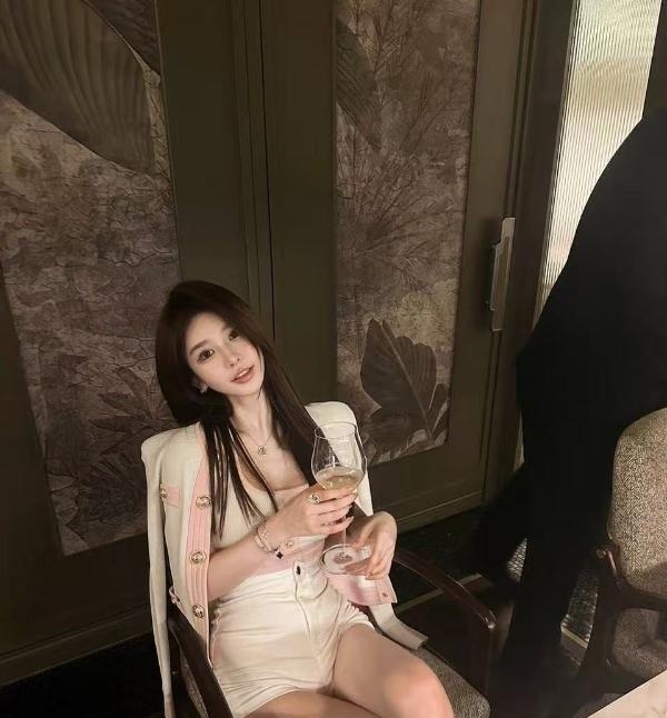 大胸长腿网红款妹妹