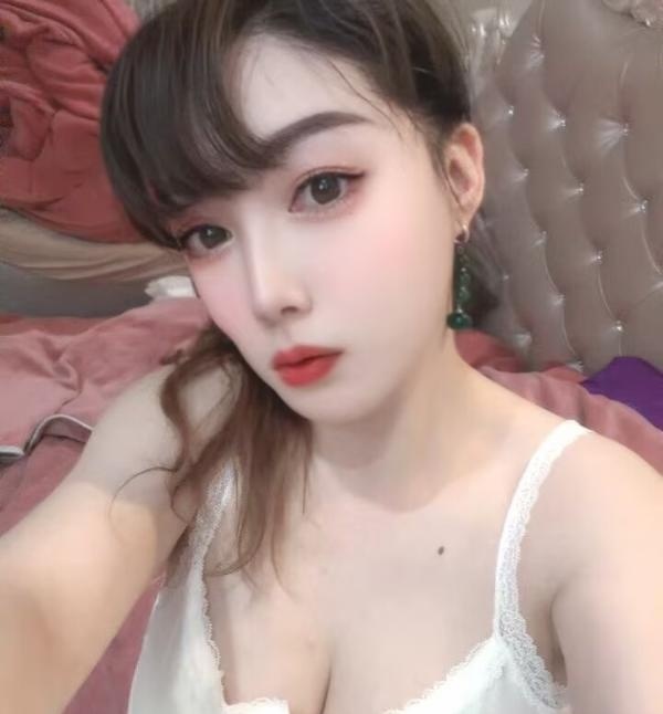 大奶欲女等待