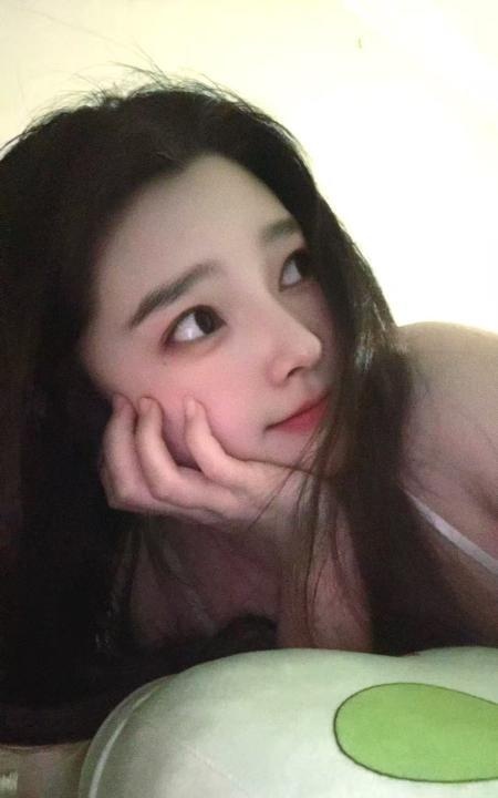 冷白皮大胸长腿美女