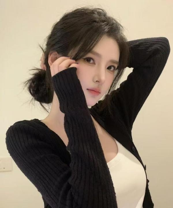 冷白皮大胸长腿美女