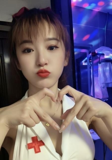 娇小型骚女小艾艾