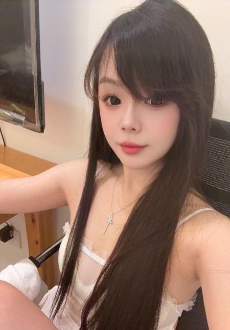 二街肤白翘臀御姐