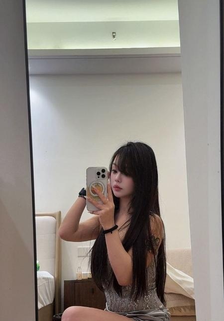二街肤白翘臀御姐