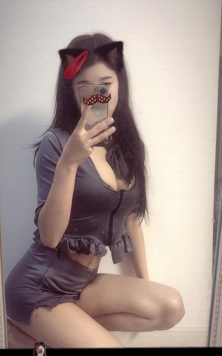 个人性感大长腿骚货