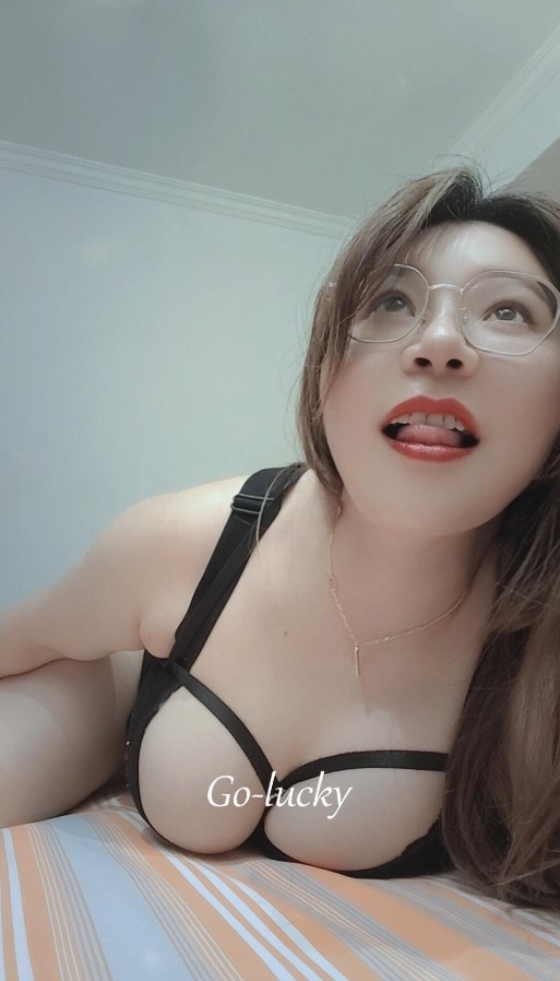 大胸翘臀眼镜骚妇