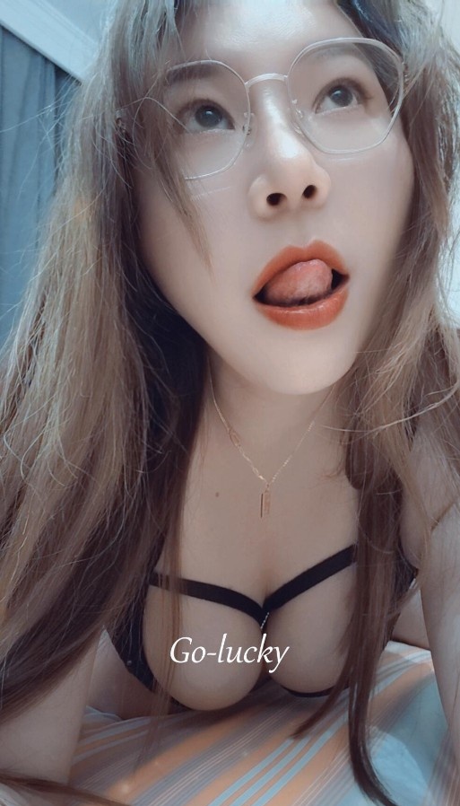 大胸翘臀眼镜骚妇