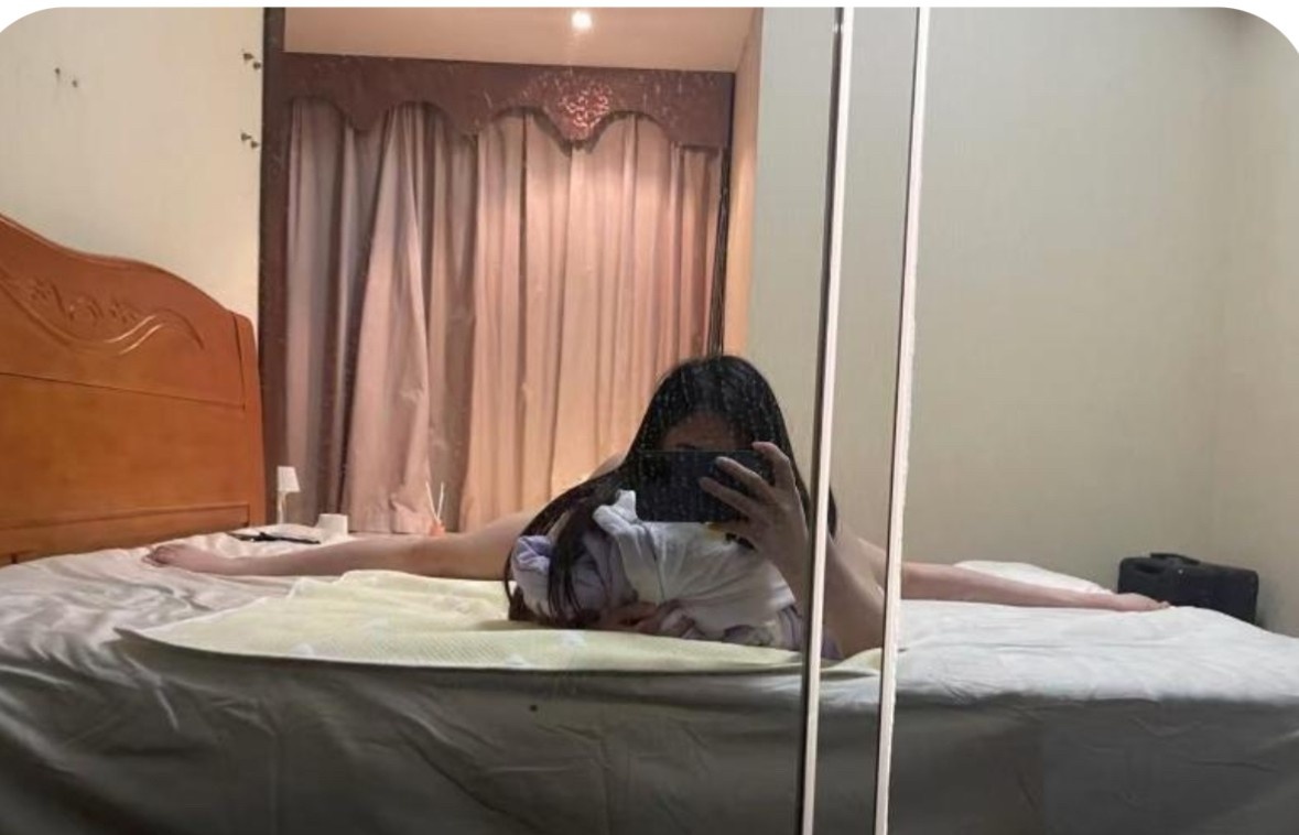 会潮喷的一字马少妇