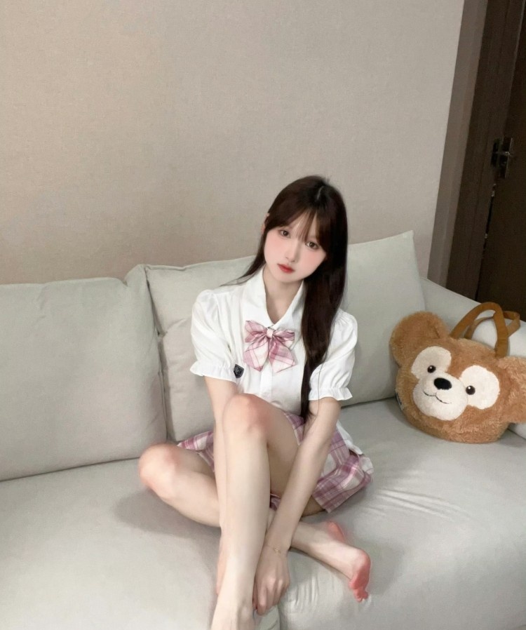 05年清纯粉嫩小妖精刚下海兼职服务还不错