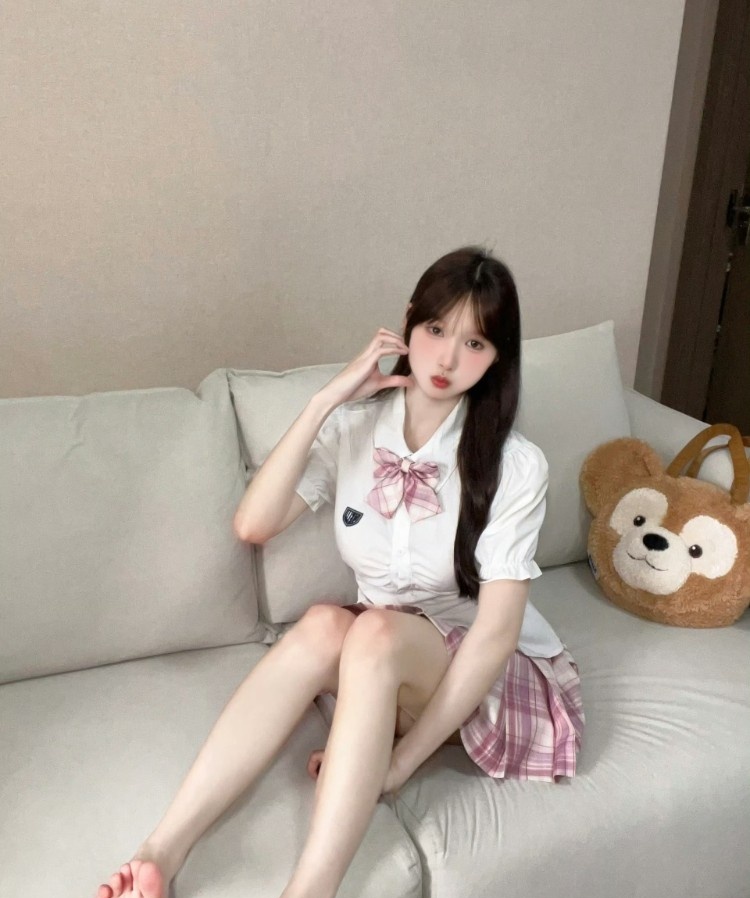 05年清纯粉嫩小妖精刚下海兼职服务还不错