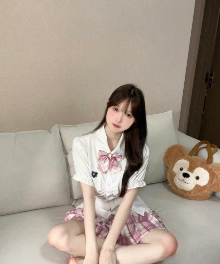 05年清纯粉嫩小妖精刚下海兼职服务还不错