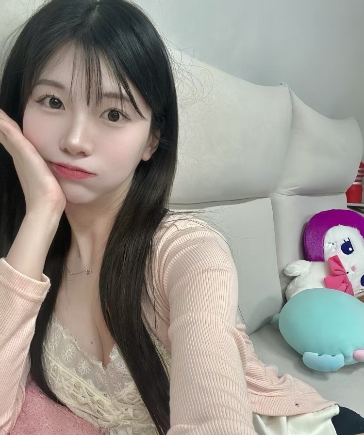浦东良家嫩妹初下海，粉色鲍鱼
