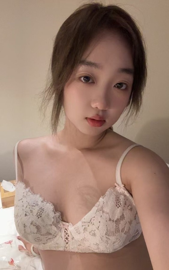 骚货美女逼毛浓厚性感会吃吊深喉