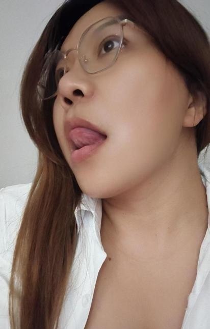 眼镜大波女