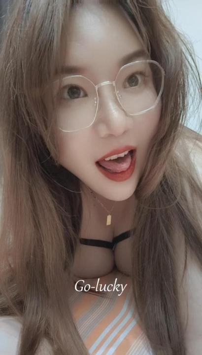 眼镜大波女