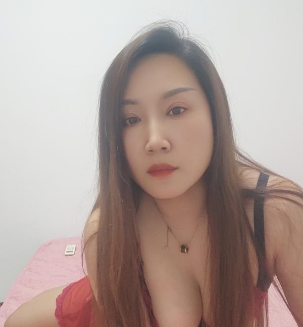 梅花园性感少妇