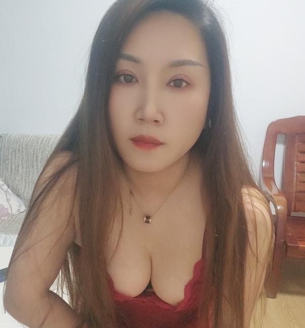 梅花园性感少妇