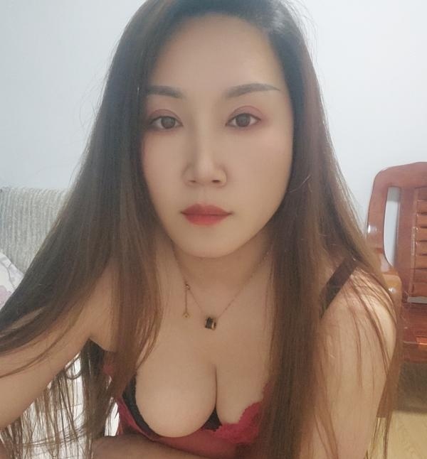 梅花园性感少妇