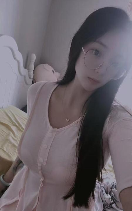 高颜中项口爆小姐姐