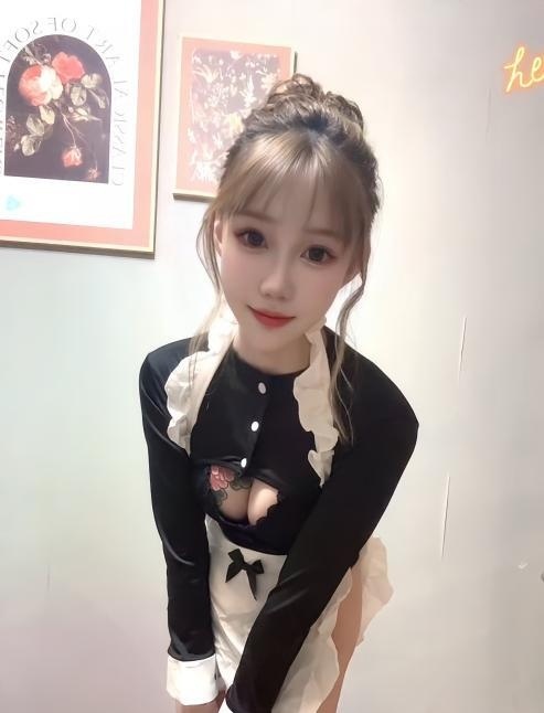 武侯美乳纹身妹小井