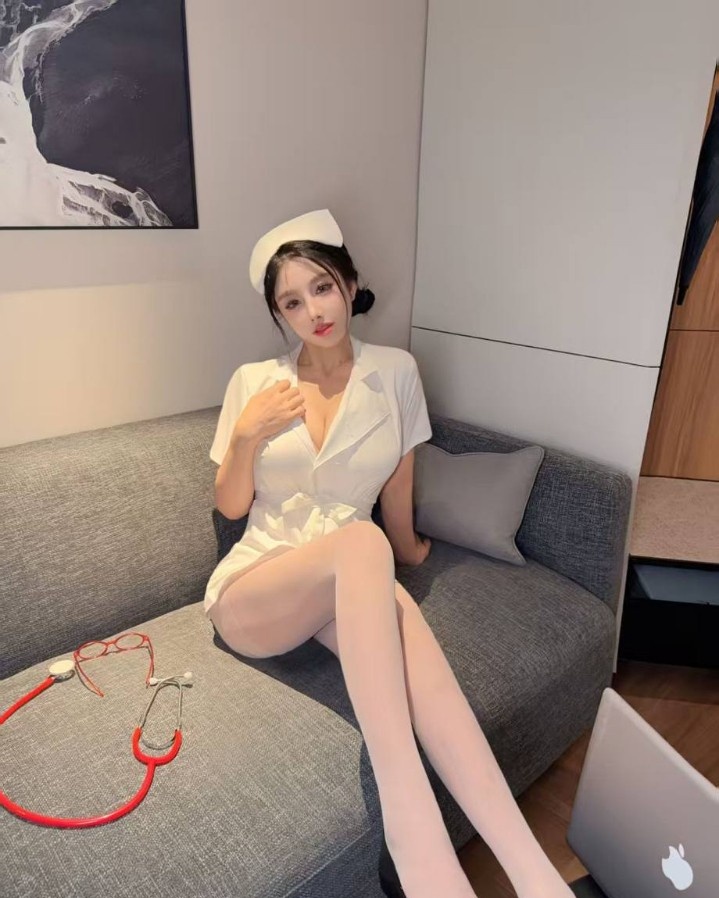 刚下海的嘉兴小宝贝，可以各种角色扮演，小鲍鱼很粉很香，咪咪很有弹性，性欲望强烈，求爸爸们的大鸡调教，操到高潮时还会不停的叫爸爸