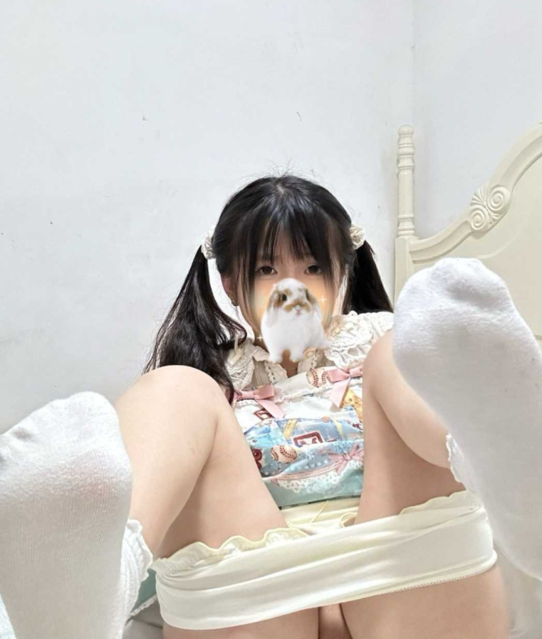 上海肥臀嫩逼少女易高潮喷水多掰开小穴干她