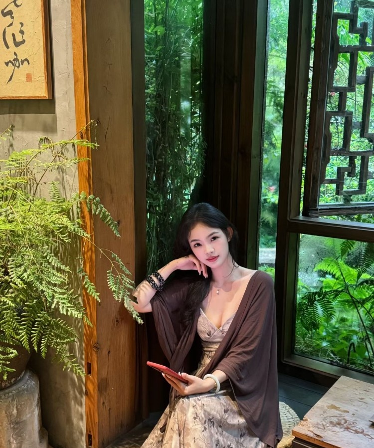 广阳区舞蹈系兼职嫩妹，肤白貌美会吸会舔