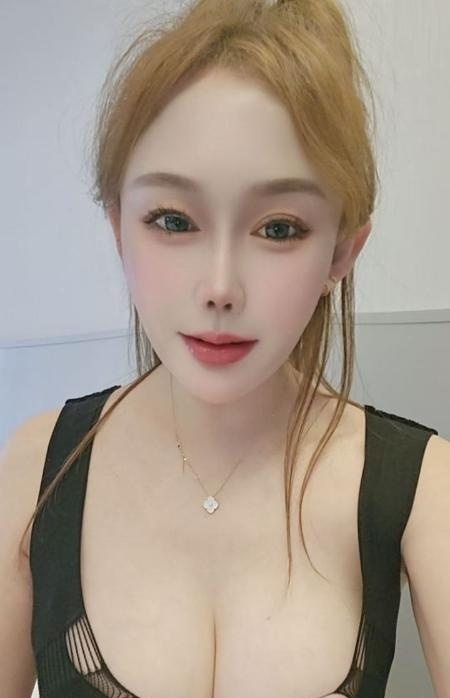 返食肤白貌美大胸妹